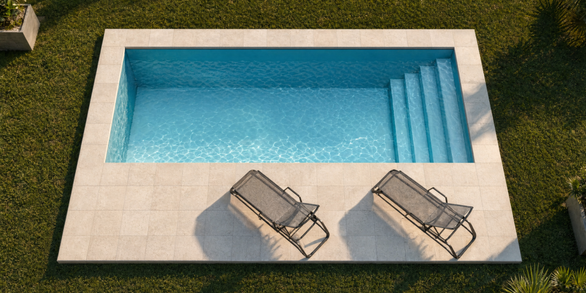 Pileta de fibra rectangular modelo Atlántico instalada en jardín con reposeras — Piletas Rodano