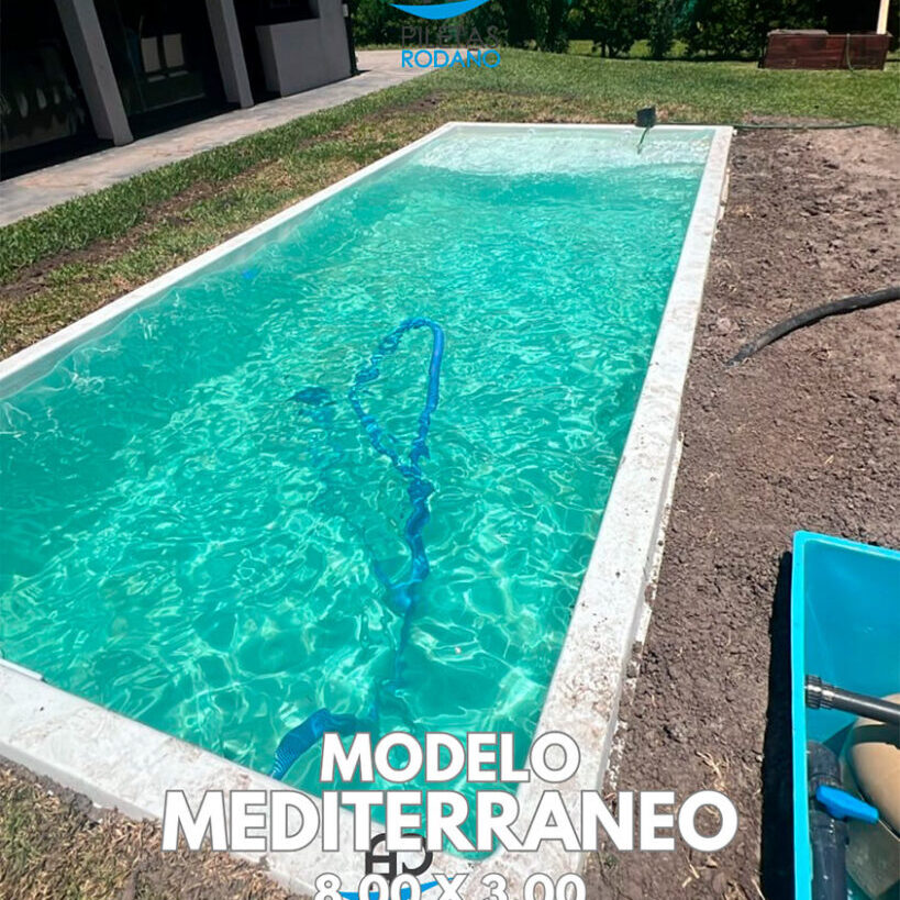 Pileta de fibra modelo Mediterráneo 8.00 x 3.00 con agua cristalina turquesa — Piletas Rodano