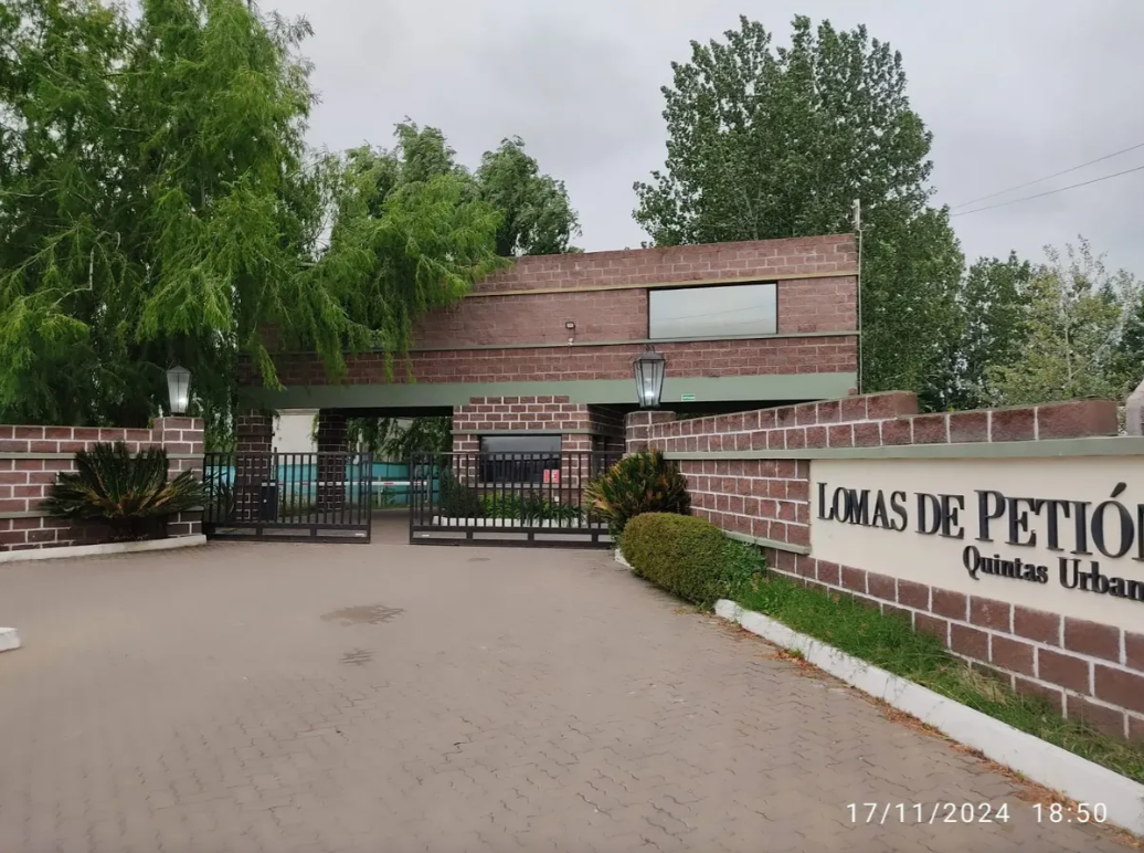Ingreso de Lomas de Petion Quintas Urbanas, barrio cerrado de Canning, con la barrera y la garita de seguridad