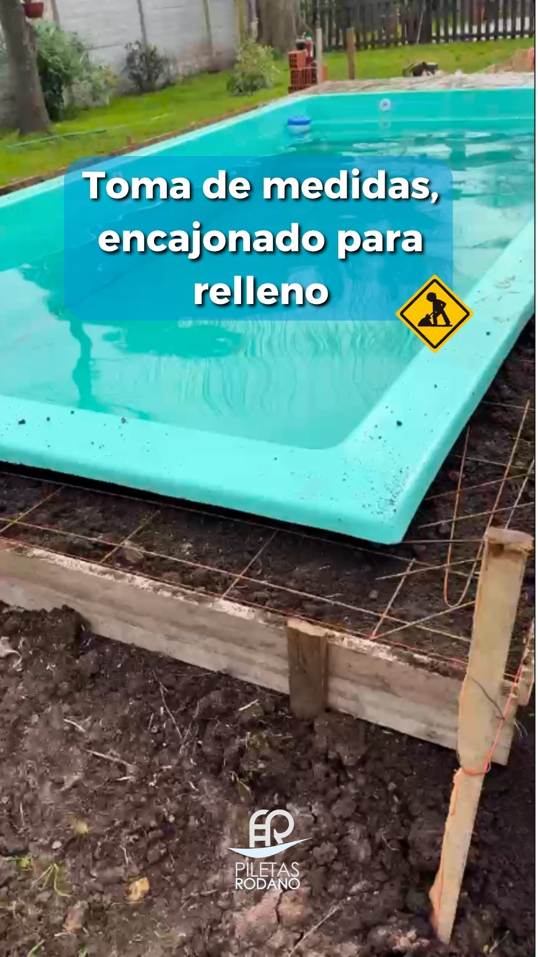 Encofrado y malla de refuerzo colocados alrededor de una pileta de fibra
