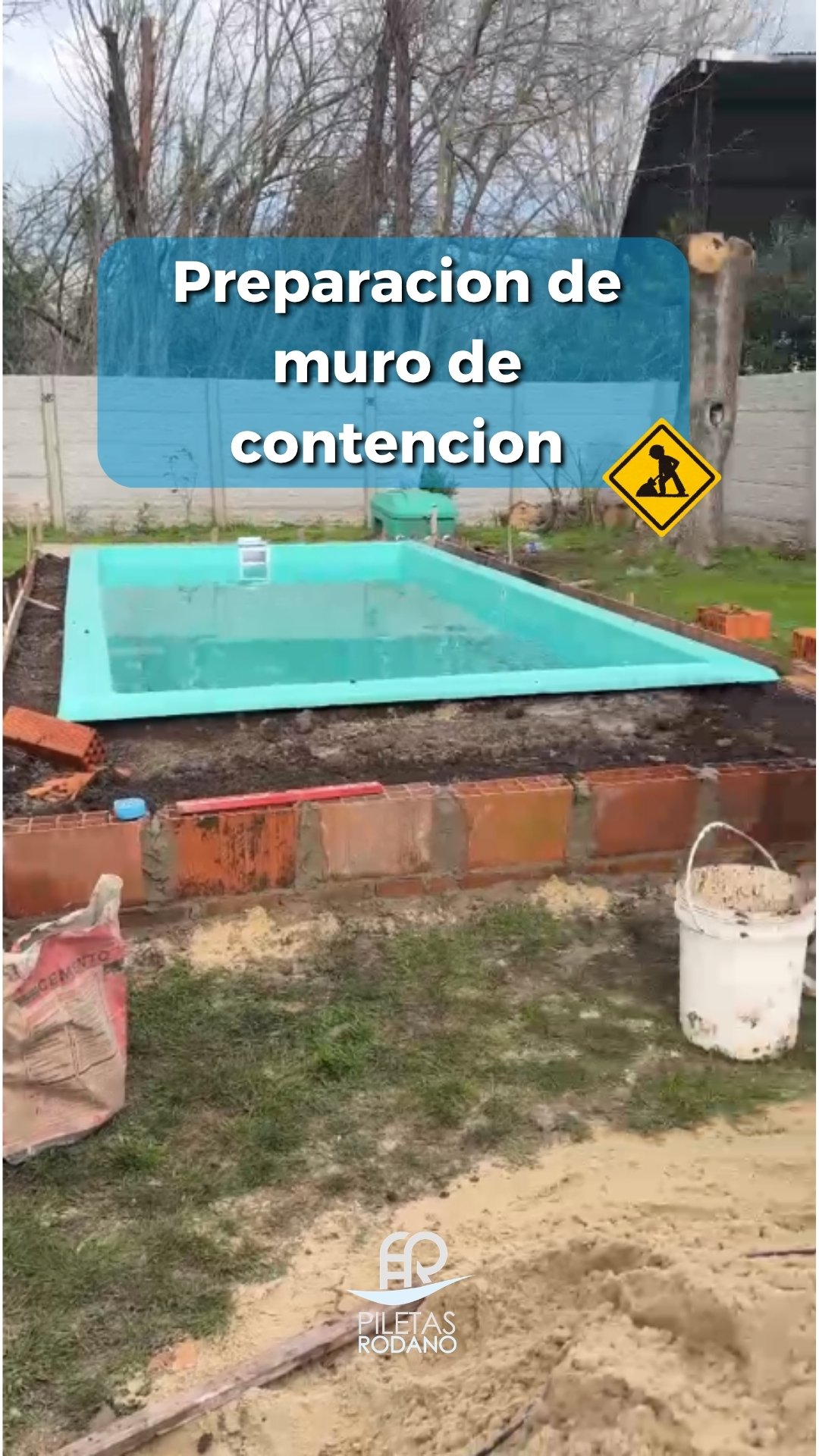 Muralla de contencion de ladrillo levantada alrededor del perimetro de la pileta