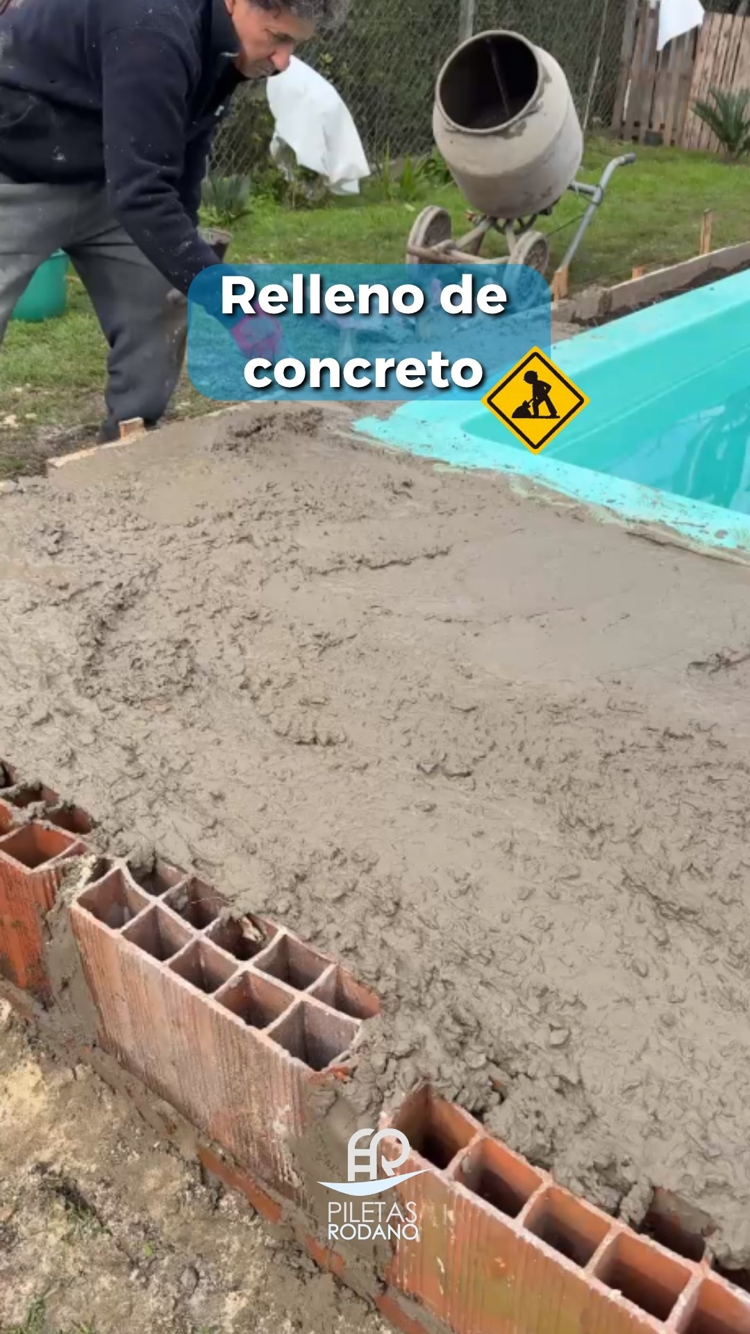 Operario colocando el relleno de concreto entre la muralla y el borde de la pileta