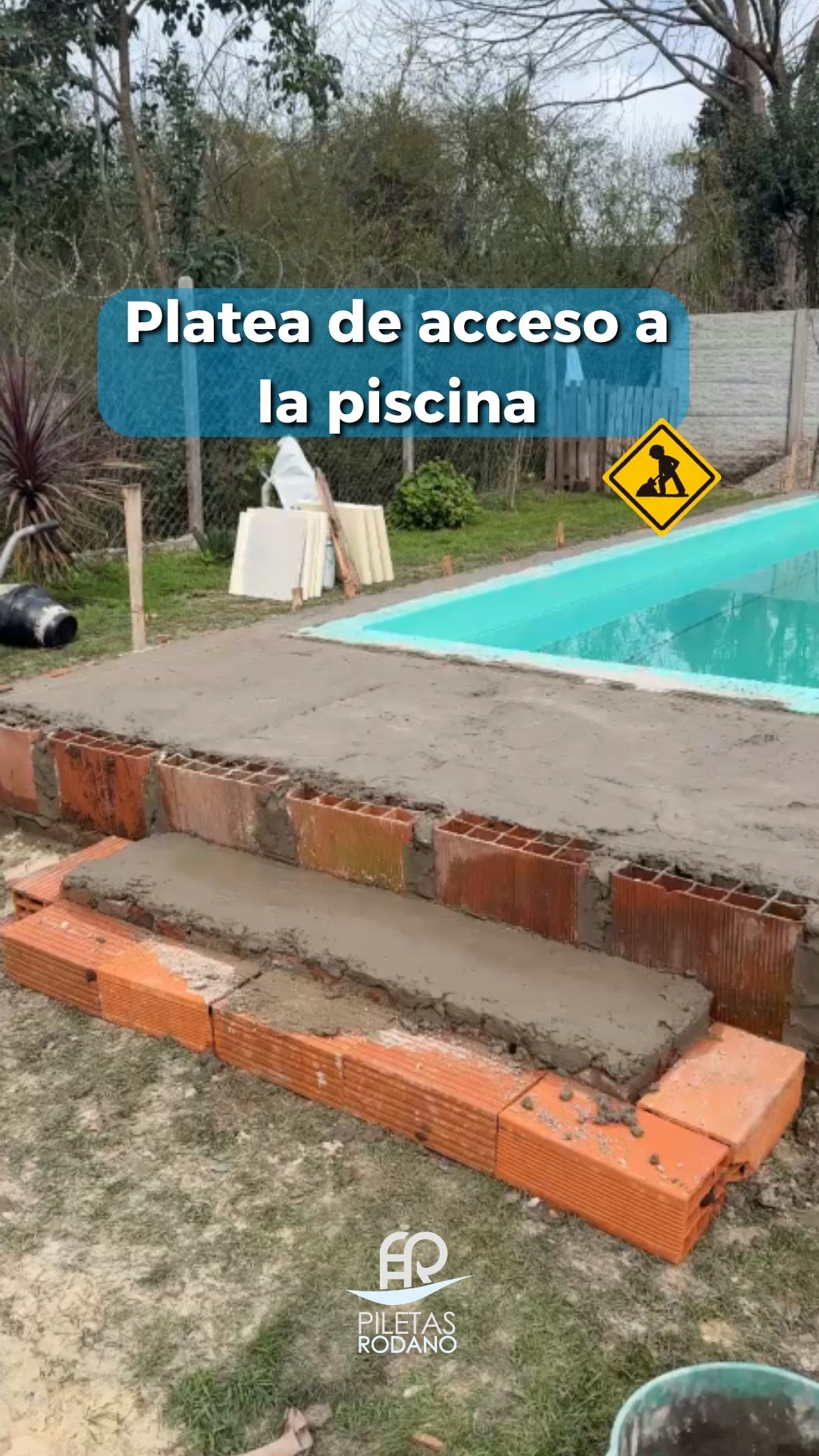 Platea y escalon de acceso a la piscina construidos en hormigon