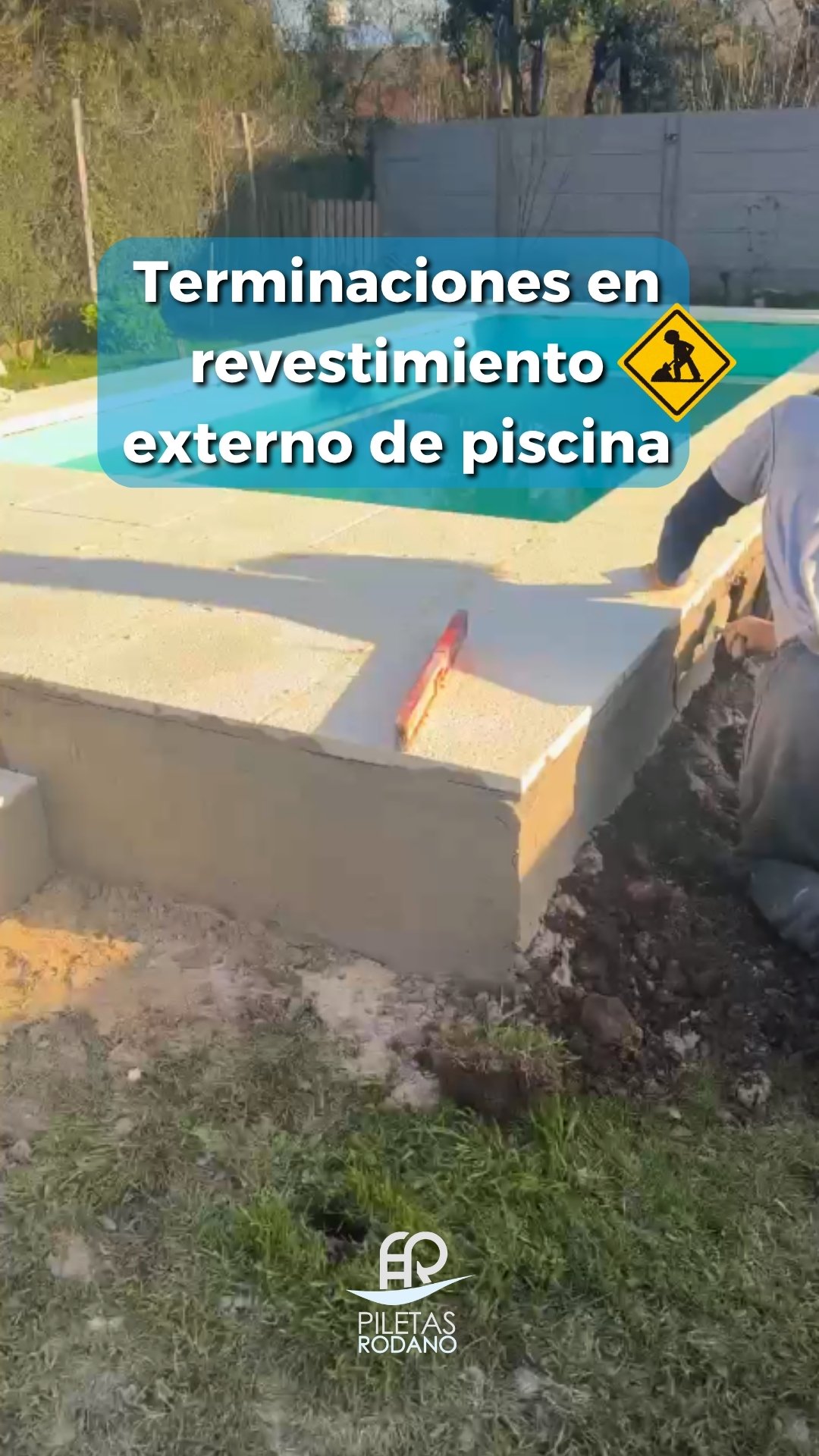 Operario aplicando el revestimiento en la cara externa de la muralla